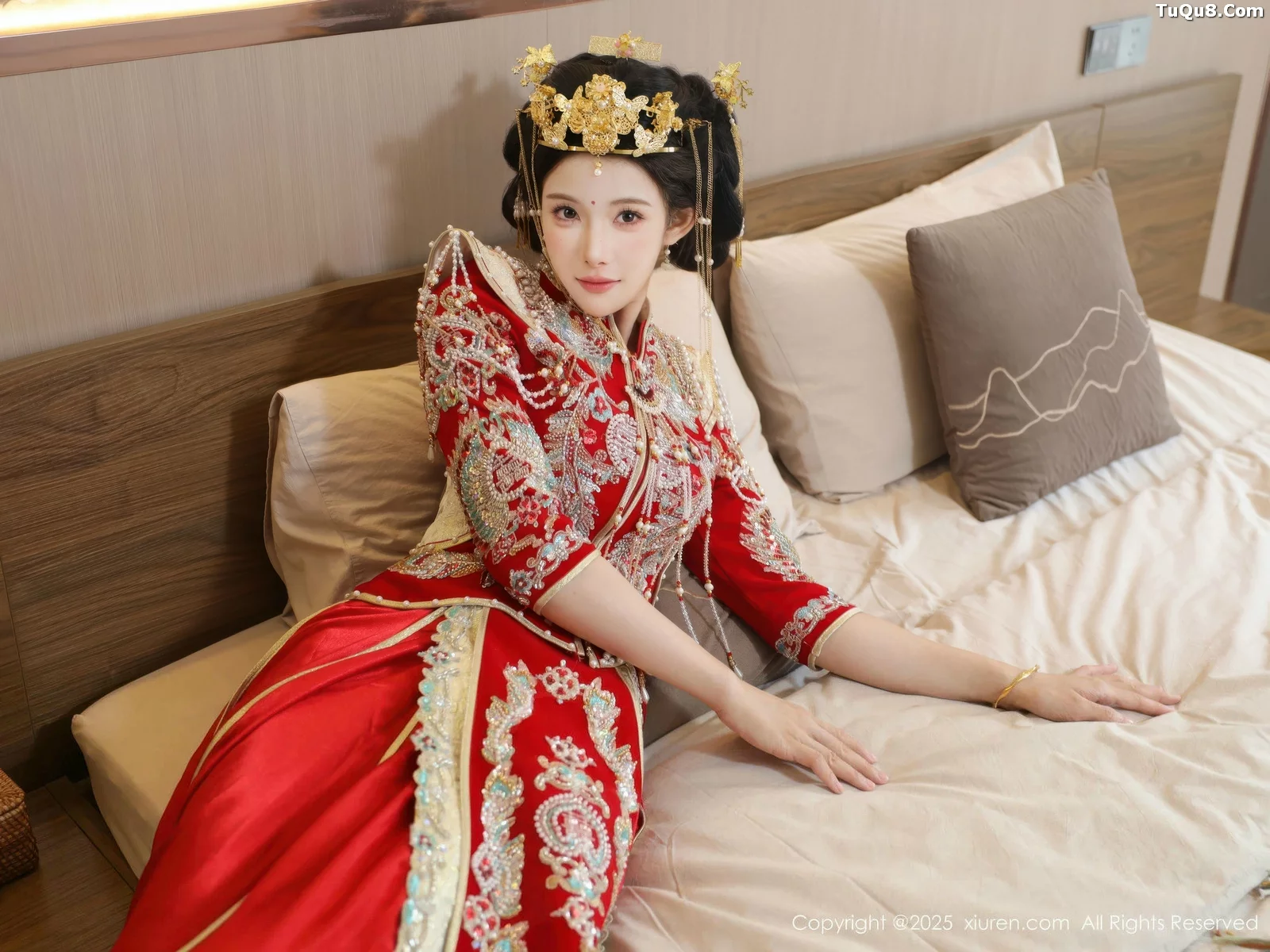 秀人集.com_[XiuRen秀人网]No.10742_模特梨霜儿性感红色新娘服饰配肉色丝袜秀丰腴身材迷人诱惑写真84P